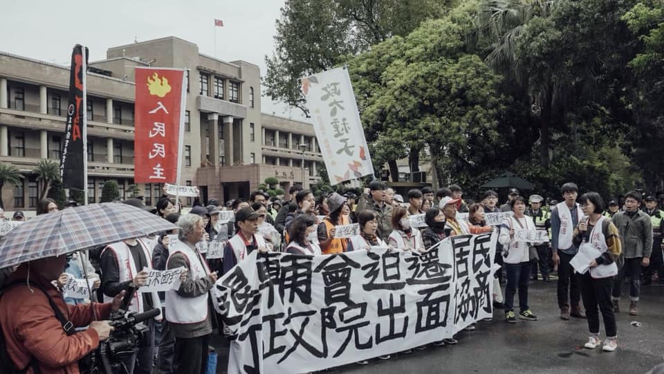 新北市大觀社區遭退輔會提告拆屋還地，自救會成員6日赴行政院抗議；自救會臉書PO出「過程中不斷有成員與居民遭到警方勒脖子，最後則帶走了4位成員與聲援者」訊息。 圖：翻攝大觀事件-Daguan Homeless臉書