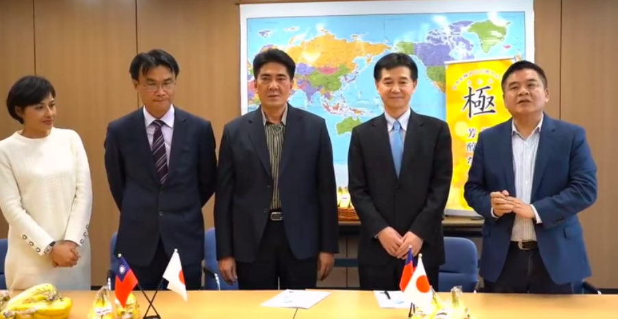 農委會今於日本見證「旗山果菜運銷合作社與日本Wismettac簽定合約」，圖為民進黨立委邱議瑩(左起)、農委會主委陳吉仲、旗山果菜運銷合作社理事主席郭文明、Wismettac公司社長辻川弘、民進黨立委莊瑞雄。 圖：截自農委會直播
