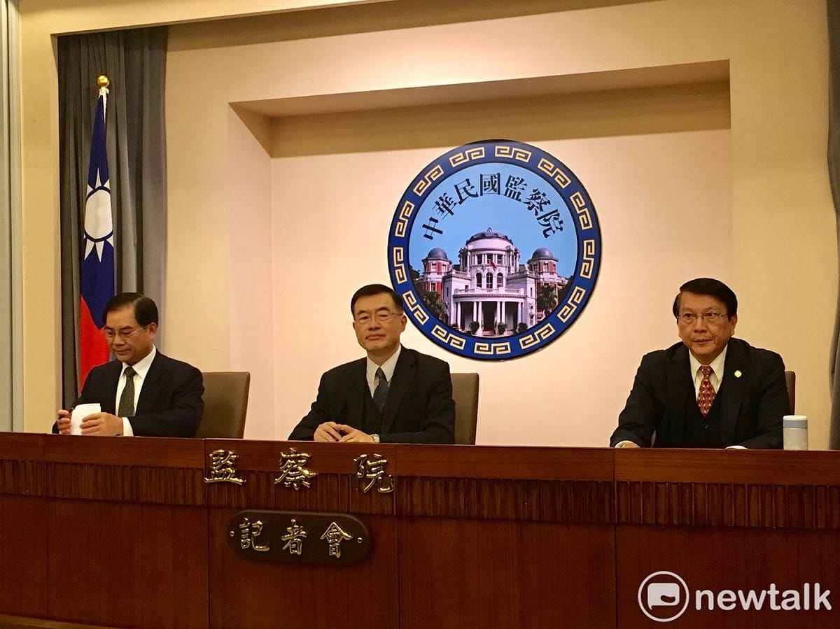 三名監察委員包宗和、李月德及陳慶財召開記者會糾正行政院與經濟部。 圖：郭靜育／攝。