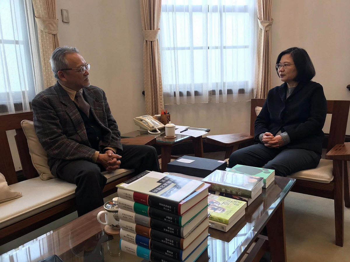 出版社帶了許多書到總統府跟蔡英文見面。 圖：擷取自王家軒臉書