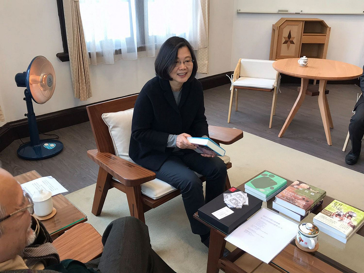 蔡英文堅持付錢，因為這樣才能把書帶回家。 圖：擷取自王家軒臉書
