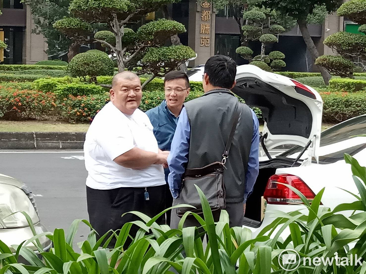 髮蠟哥今早來到高雄市府前，為小型蕉農抗議。 圖：孫家銘／攝