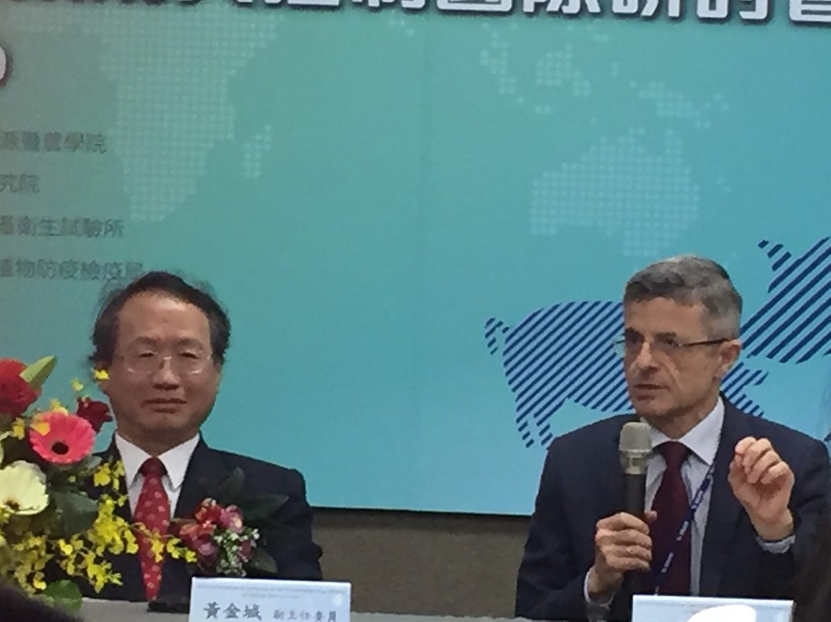 農委會今(7)日舉辦「2019非洲豬瘟預防與控制國際研討會」，會前流行病學家Dr. Dirk Pfeiffer針對台灣防疫作為評價。 圖：閻芝霖/攝