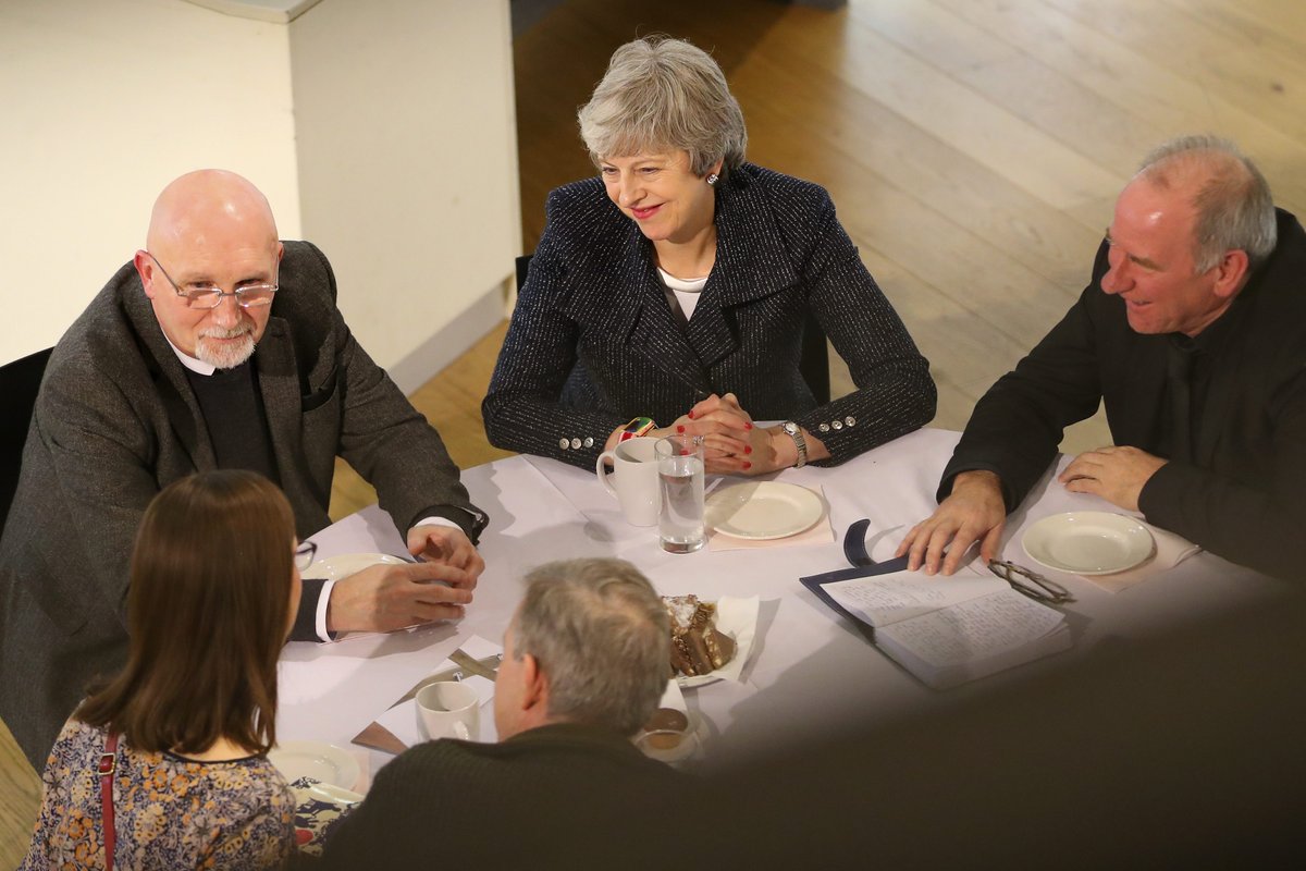 英國首相梅伊（中）在2月下旬向國會報告脫歐進度後，在推特上貼文表示，國會議員應該更努力讓國家前進。 圖：翻攝自梅伊推特