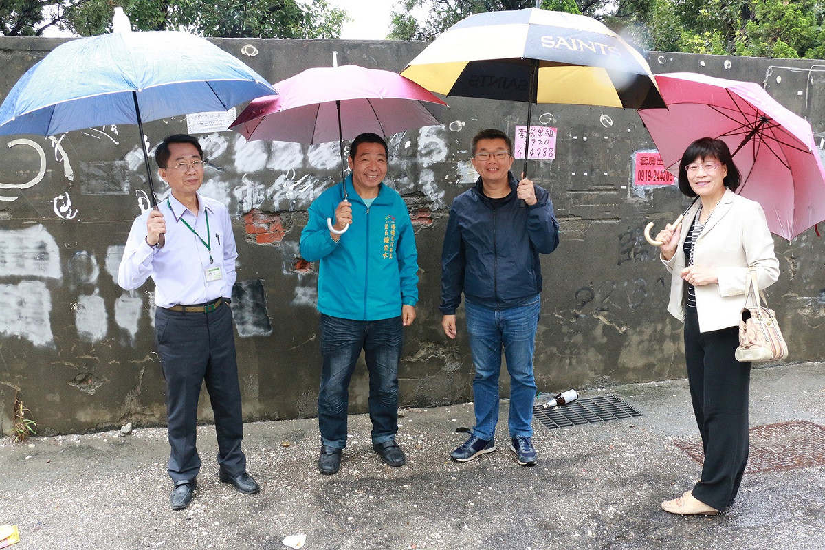 立法院副院長蔡其昌背後這面台中港郵局的牆面，預計今年底即可活化為3D彩繪牆。 蔡其昌辦公室/提供