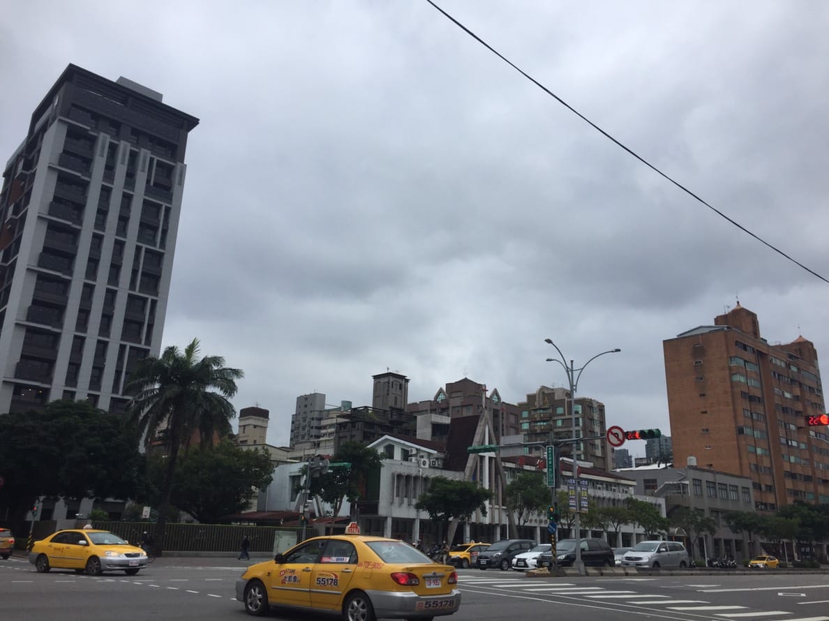 今天受到強烈大陸冷氣團及華南雲雨區影響，全台又濕又冷。 圖：閻芝霖/攝