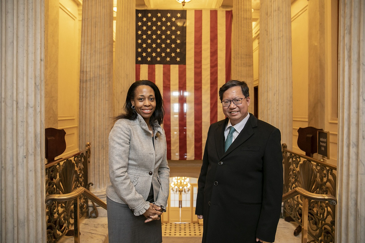 鄭文燦與美國眾議院議長的國安顧問Wyndee Parker（圖左）討論台灣關係法相關議題。 圖：桃園市政府