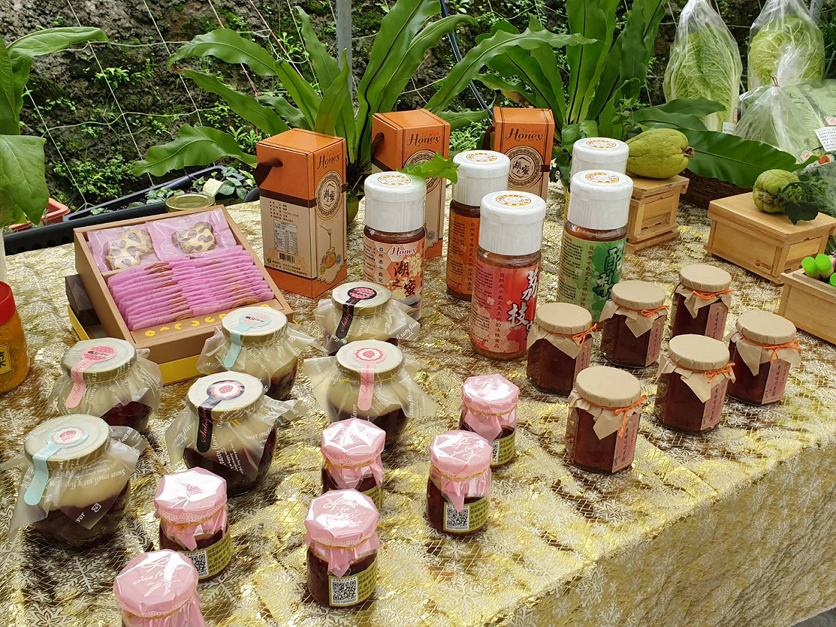 白石湖社區發展協會生產的有機蜂蜜與特色產品。 圖：台北市政府產業發展局／提供