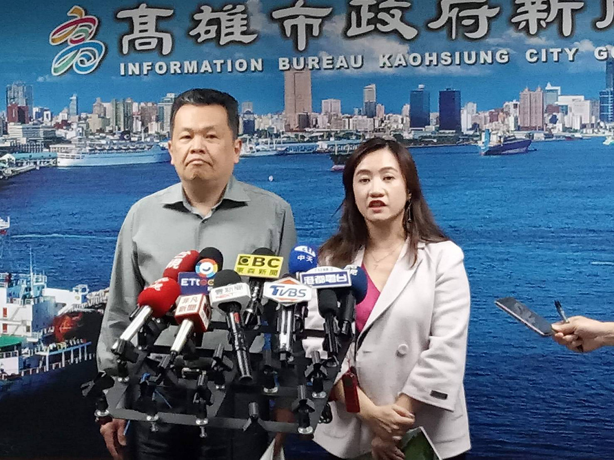 高雄市新聞局長王淺秋(右)偕人事主管名開記者會說明韓國瑜請假狀況。 圖：孫家銘／攝