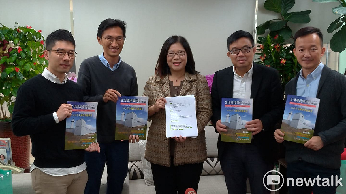 香港泛民主派議員與管碧玲合影。 圖：陳佩君／攝