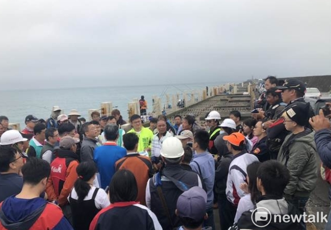 蔡其昌力爭北堤全段開放垂釣，引上千釣客到場聲援。 圖 : 唐復年/攝