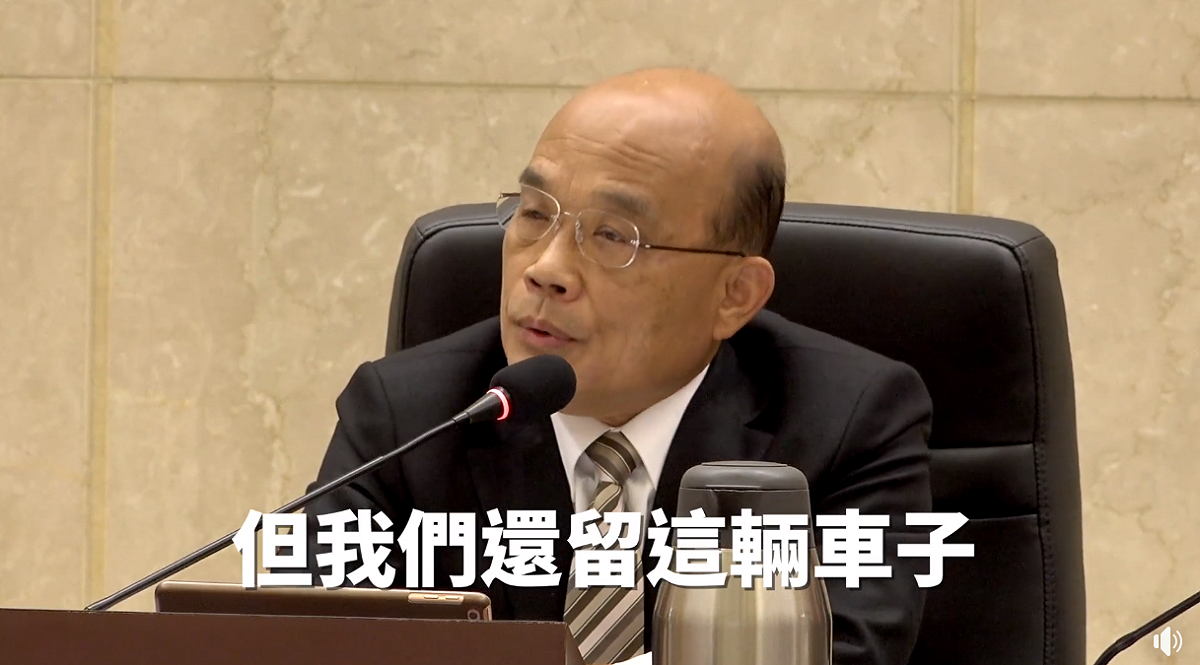 行政院長蘇貞昌今（7）天傍晚在臉書PO上院會影片，他在會中向現場官員大讚台灣燈會的幕後無名英雄。 圖：擷自蘇貞昌臉書影片