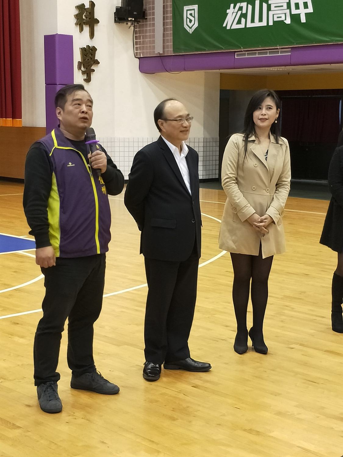台北市家長會長團體聯盟總會長謝俊州（左一）至母校松山高中。 圖：翻攝自謝俊州臉書