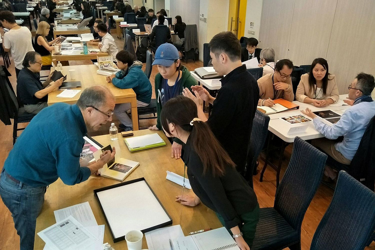 來自台灣和亞洲地區的影像創作者在專家面對面計畫中，和資深策展人、攝影家交流。 Photo ONE提供