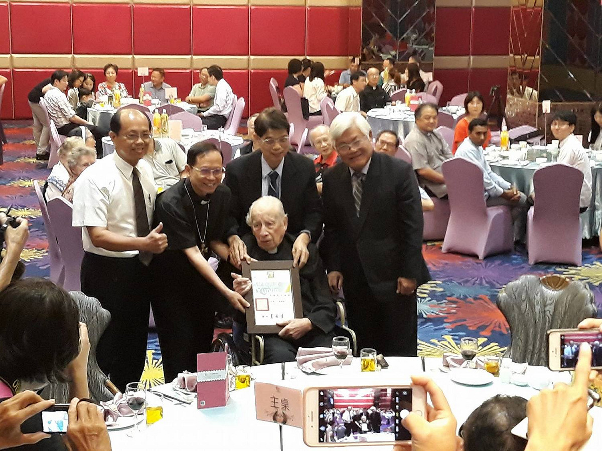2017年畢耀遠神父在96歲生日會上獲得時任雲林縣長李進勇頒贈榮譽縣民證書。 圖：翻攝天主教若瑟醫院臉書