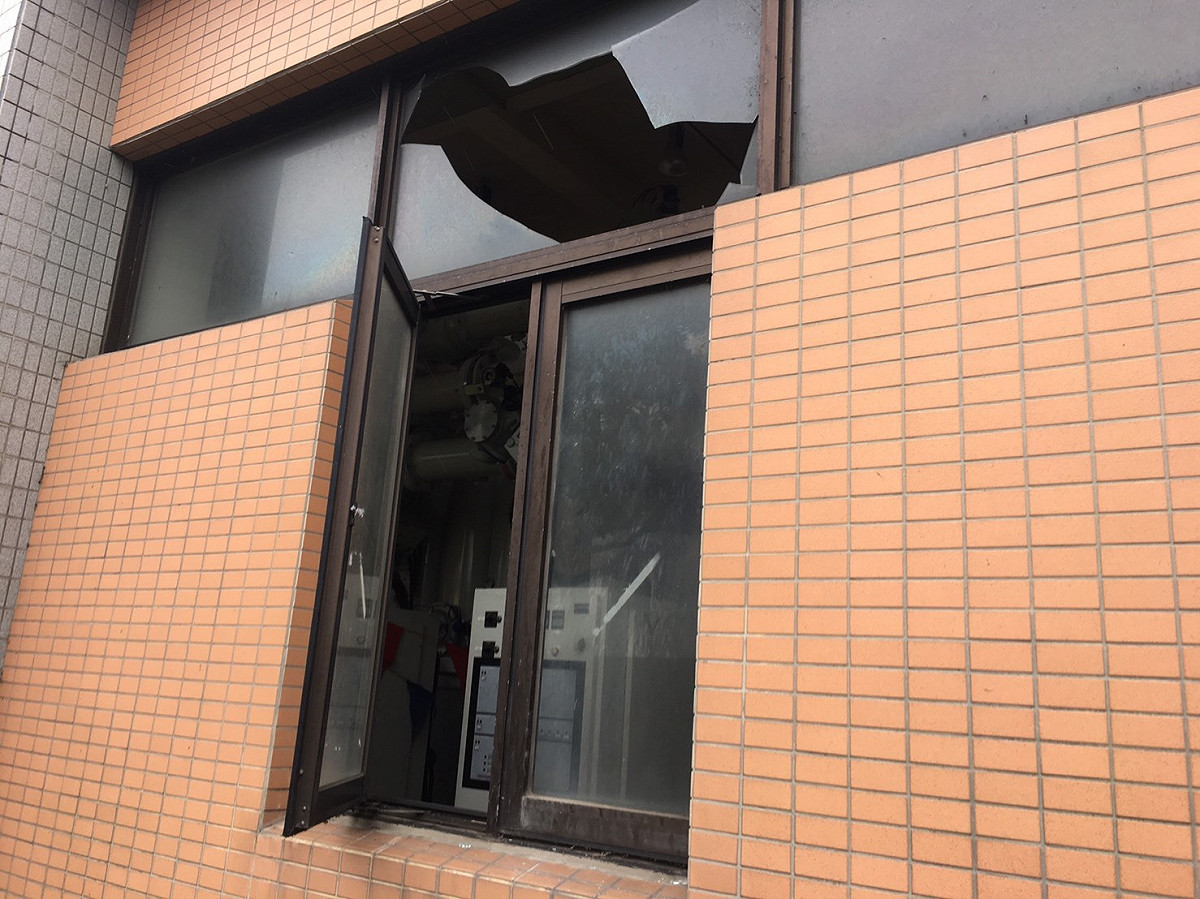 桃園機場變電站上午傳出變電箱高壓迴路161KV高壓比壓器故障，意外造成桃園機場無預警停電。 圖：桃園市政府消防局/提供