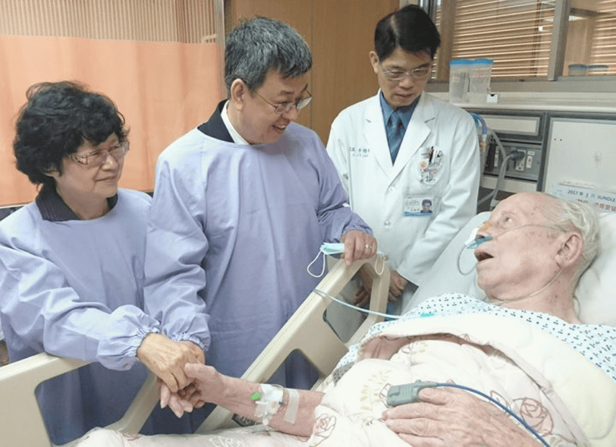 畢耀遠神父晚年臥在病床上時，仍不忘台灣長照問題，盼副總統陳建仁能夠在這一塊多幫忙。 圖：翻攝自若瑟醫院臉書