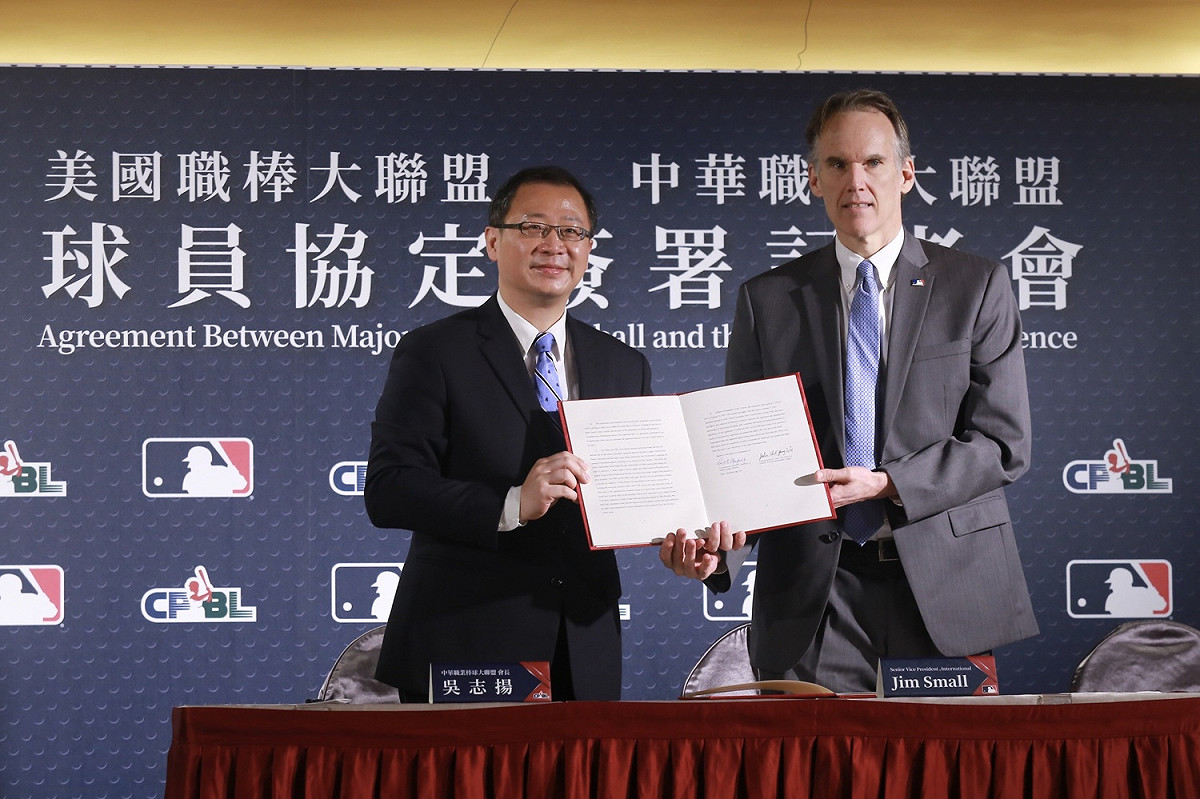 中職會長吳志揚與大聯盟 Jim Small國際事業部資深副總裁簽訂球員合約。 圖／葉政勳攝
