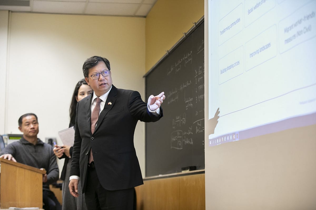 桃園市長鄭文燦訪美行程，美東時間7日到紐約哥大擔任一日客座教授，與學生分享桃園經驗。 圖：桃園市政府/提供