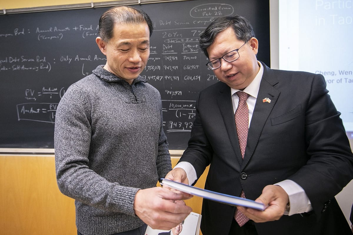 鄭文燦致贈桃園文宣給紐約台裔州參議員劉醇逸（John Liu）教授，希望大家對桃園有更多了解。 圖：桃園市政府/提供