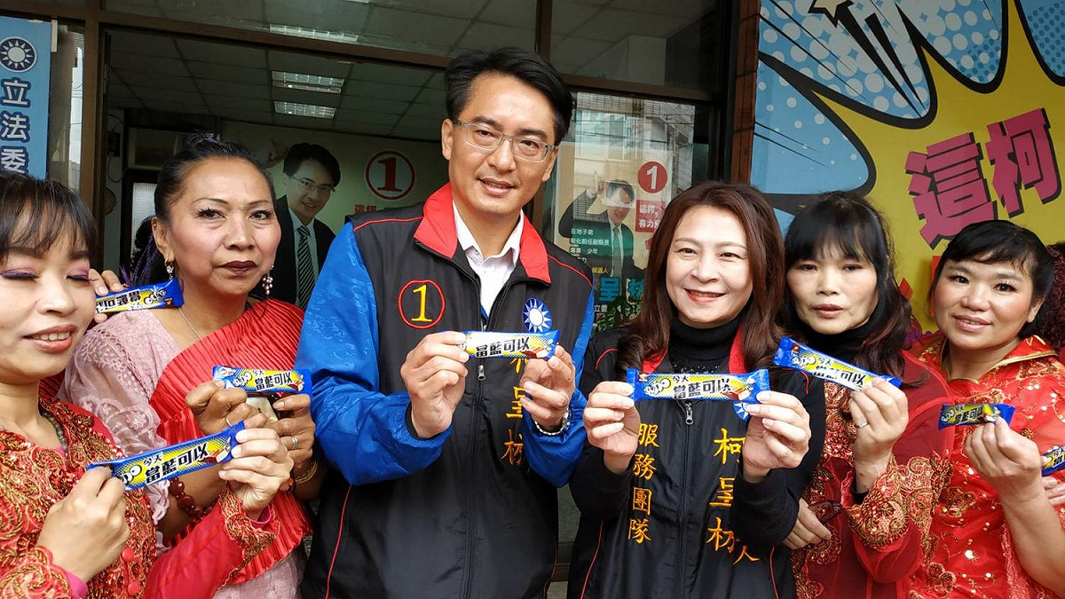 柯呈枋贈送巧克力給來訪的婦女支持者。  圖 : 柯呈枋競選總部/提供