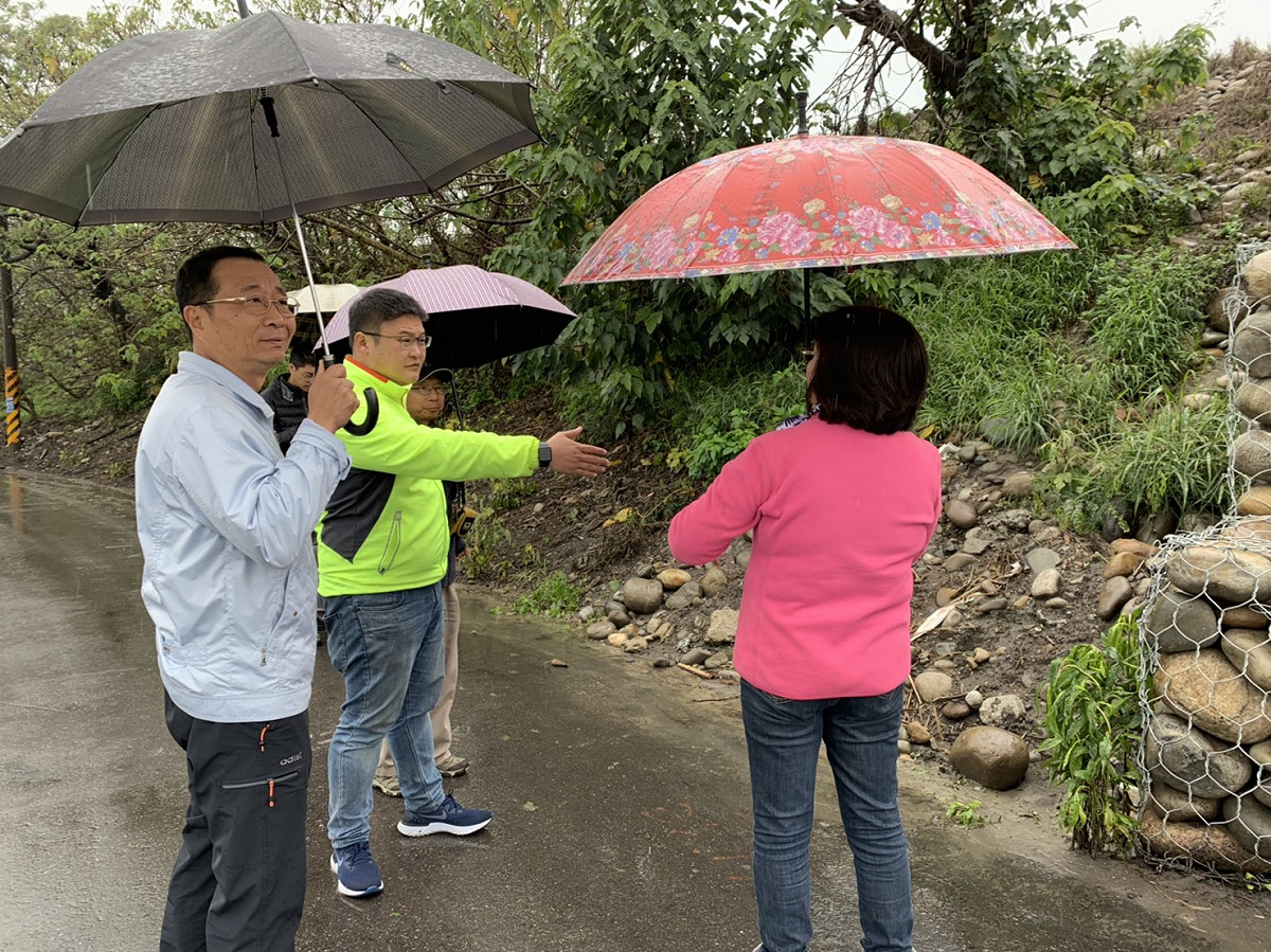 台中市議員施志昌會勘內灣堤段越堤道路。 圖 : 台中市議員施志昌/提供