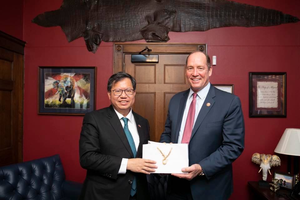 桃園市長鄭文燦與美國眾議員Ted Yoho合影。 圖：翻攝自鄭文燦臉書