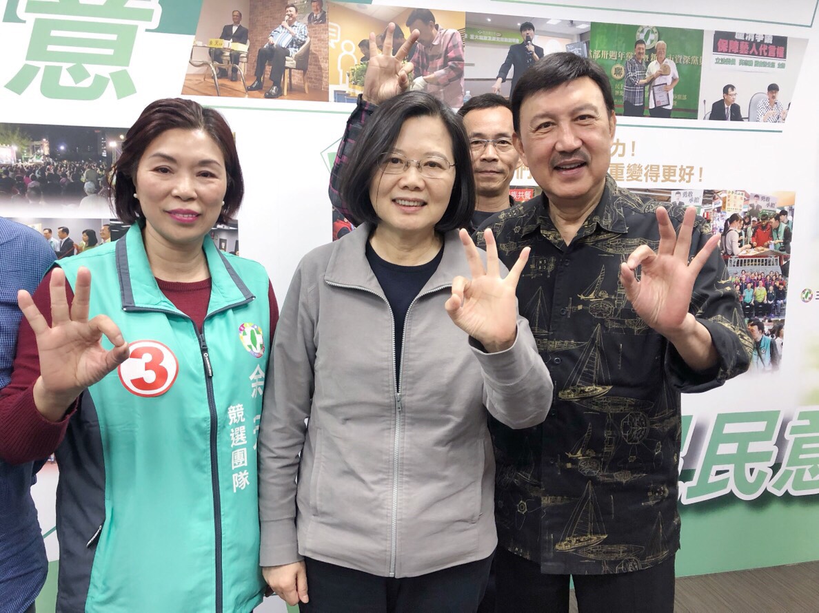 總統蔡英文5日突然現身余天競選幒部為余天加油打氣。 圖：余天競選總部/提供
