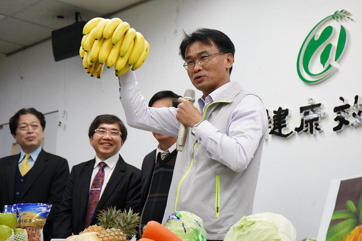 農委會今年首度以「台灣農產館」方式參加東京國際食品展，其中表現最好的產品是香蕉與水產，現場加上採購訂單高達23億元台幣，成果頗為豐碩。（圖：農委會主委陳吉仲） 圖：農委會／提供
