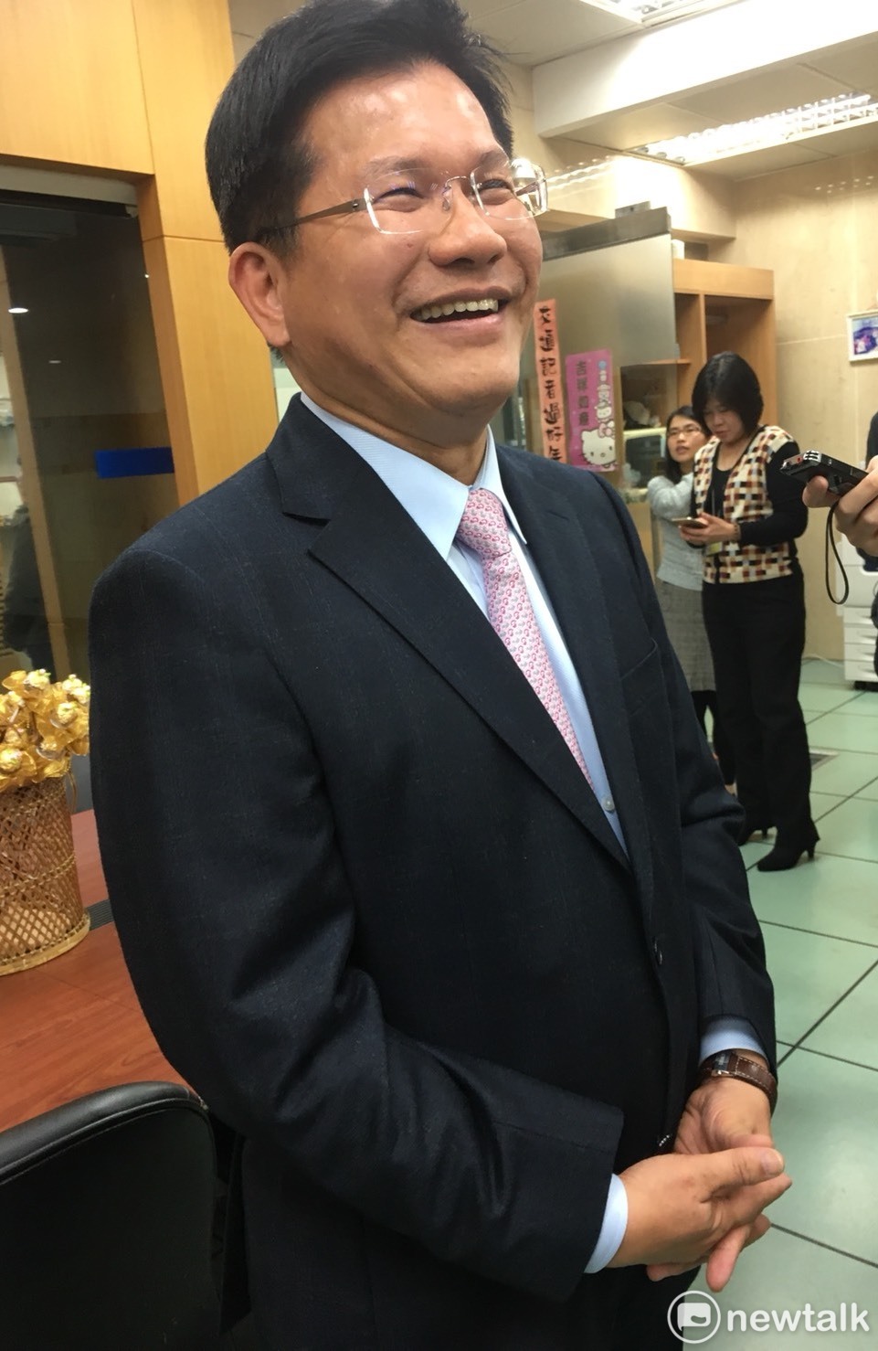 今天是三八婦女節，交通部長林佳龍特地到交通部記者室向記者致意。 圖：郭靜育/攝