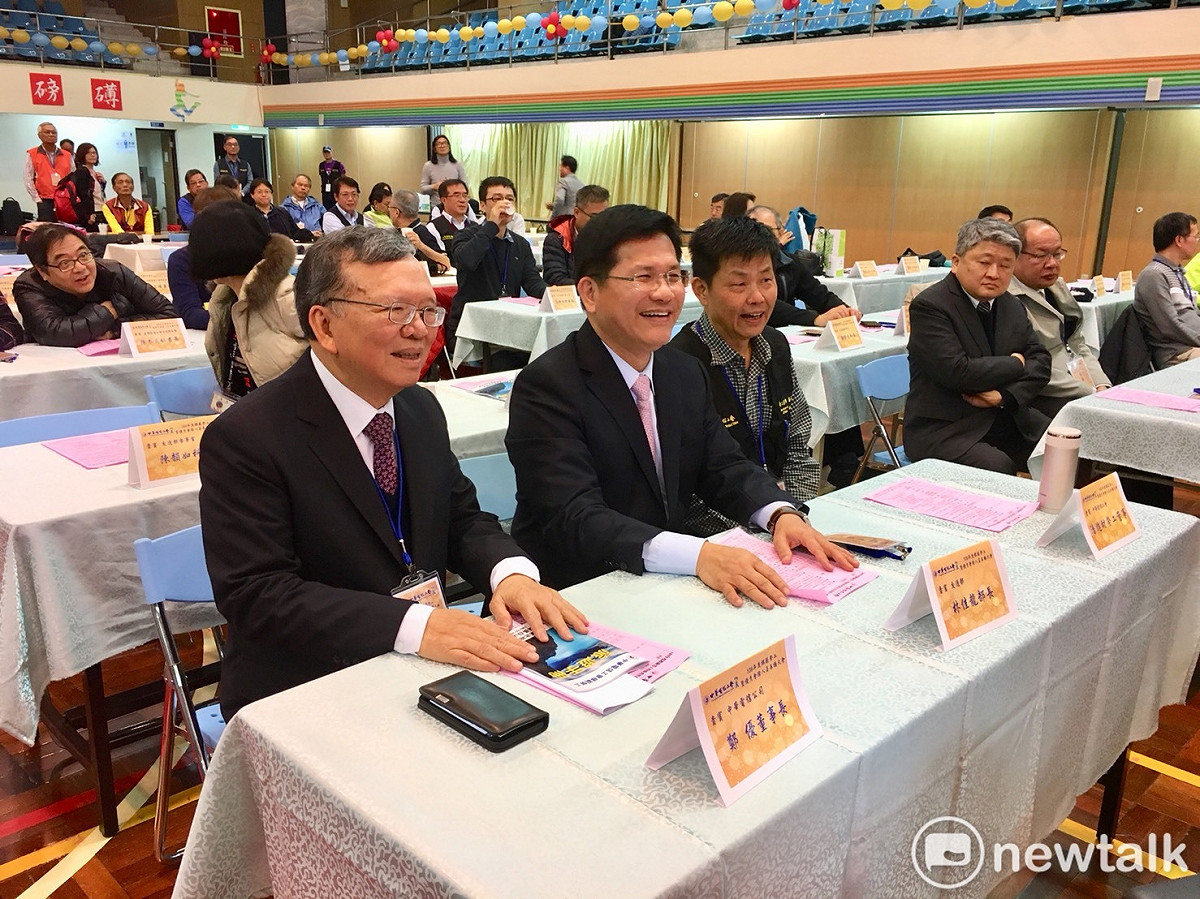 交通部長林佳龍今（8）日出席中華電信工會「108年模範勞工暨優秀會務人員表揚大會」。左為中華電信董事長鄭優。 圖：郭靜育／攝
