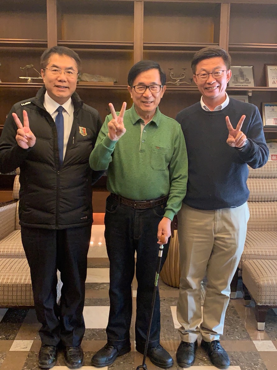 陳水扁、黃偉哲、郭國文一起比出「2號」手勢。 圖：陳致中提供