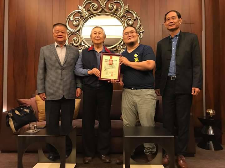 李杰(右二)今年初慨捐陸官校友基金會三百萬元。 圖：翻攝福田水餃臉書