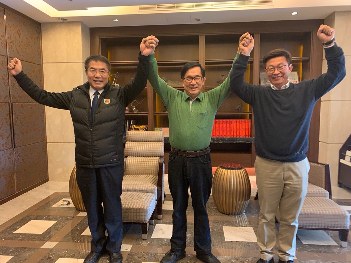 陳水扁、黃偉哲、郭國文高舉雙手表示支持。 圖：陳致中提供
