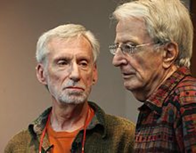 美國男同志伴侶麥康奈（Michael McConnell）與貝克（Jack Baker）在去年終於獲得正式承認，成為美國已知最早合法結婚的同性伴侶，甚至更可能是全球第一對紀錄於政府公共檔案的同性婚姻，。 圖：取自維基百科