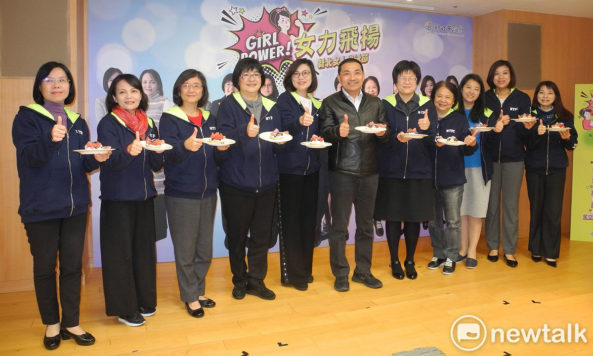 新北市長侯友宜率10位新北市府女性局處長，宣傳明天的「女力飛揚 -新北女人生活節」。  圖：王峻昌/攝