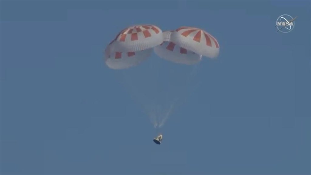飛龍號太空艙待在太空超過6天後，8日成功重返地球。 （圖取自twitter.com/spacex）