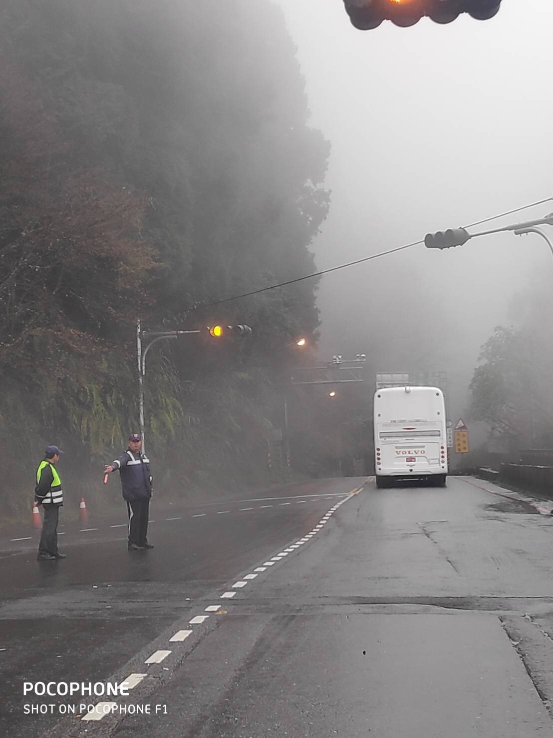 目前台18線29K牛埔仔預約團客遊覧車購票放行，沒有預約的團客遊覽車管制上山，中午過後才放行。 圖：嘉義縣警局交通隊/提供