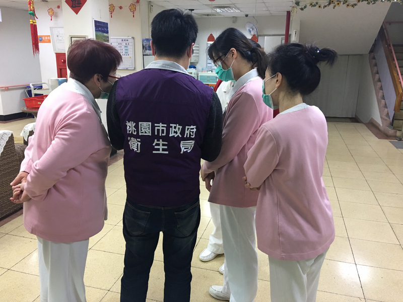 桃園某護理之家發生流感群聚，衛生局人員前往調查。 圖：桃園市政府衛生局/提供