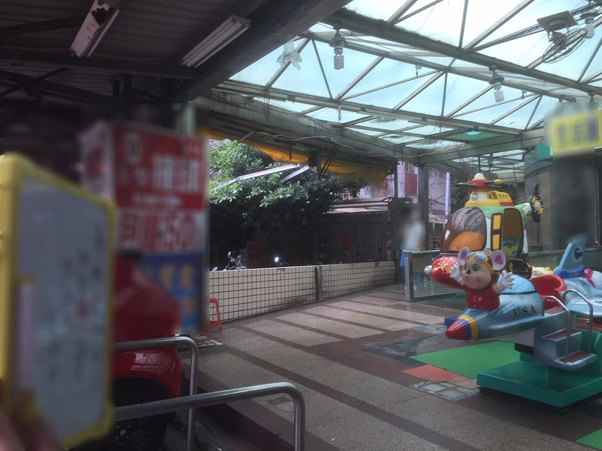 永樂撞球運動休閒館的入口懸掛招牌違建，遭強制拆除；圖為拆除後。 圖：新北市衛生局提供