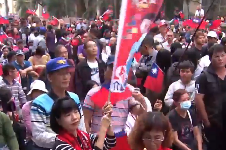 台南市立委補選國民黨籍候選人謝龍介今 (9) 天下午舉辦造勢大會，並全程展開直播。 圖：翻攝自謝龍介臉書