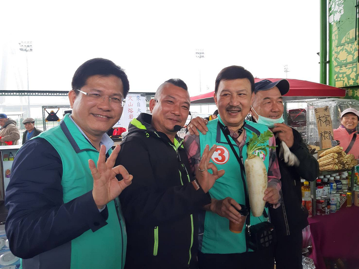 民進黨三重立委補選候選人余天（右）今日與交通部長林佳龍（左）前往重新橋下跳蚤市場拜票。 圖：由余天競選辦公室提供。
