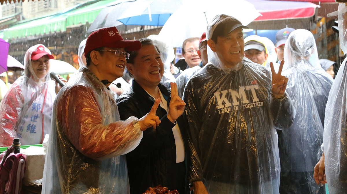 國民黨三重立委補選候選人鄭世維（左）今日在前總統馬英九（右）等人的陪同下，前往三重龍門市場拜票。 圖：鄭世維競選總部提供