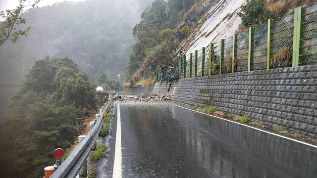 受到連日降雨影響，台中大雪山林道33K處昨天發生落石坍方。 圖：東勢林管處/提供