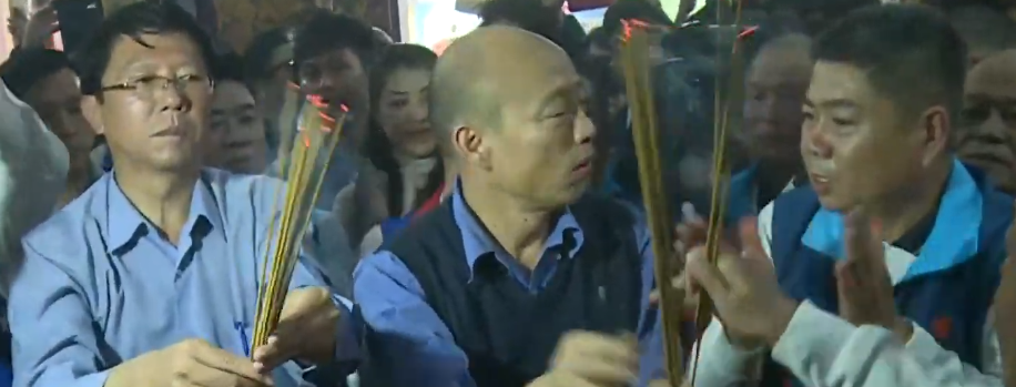 謝龍介、韓國瑜前往青龍宮拜拜，隨行的成員還有立委許淑華、顏寬恒。 圖：翻攝自YOUTUBE