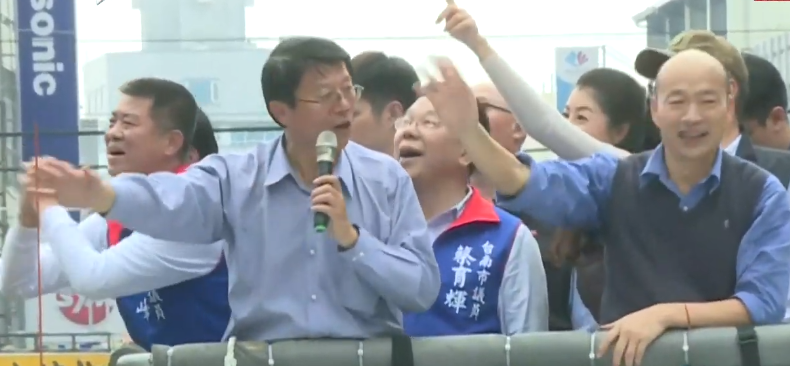 謝龍介、韓國瑜等人搭上競選車，一路往造勢大會現場。 圖：翻攝自YOUTUBE（資料畫面）