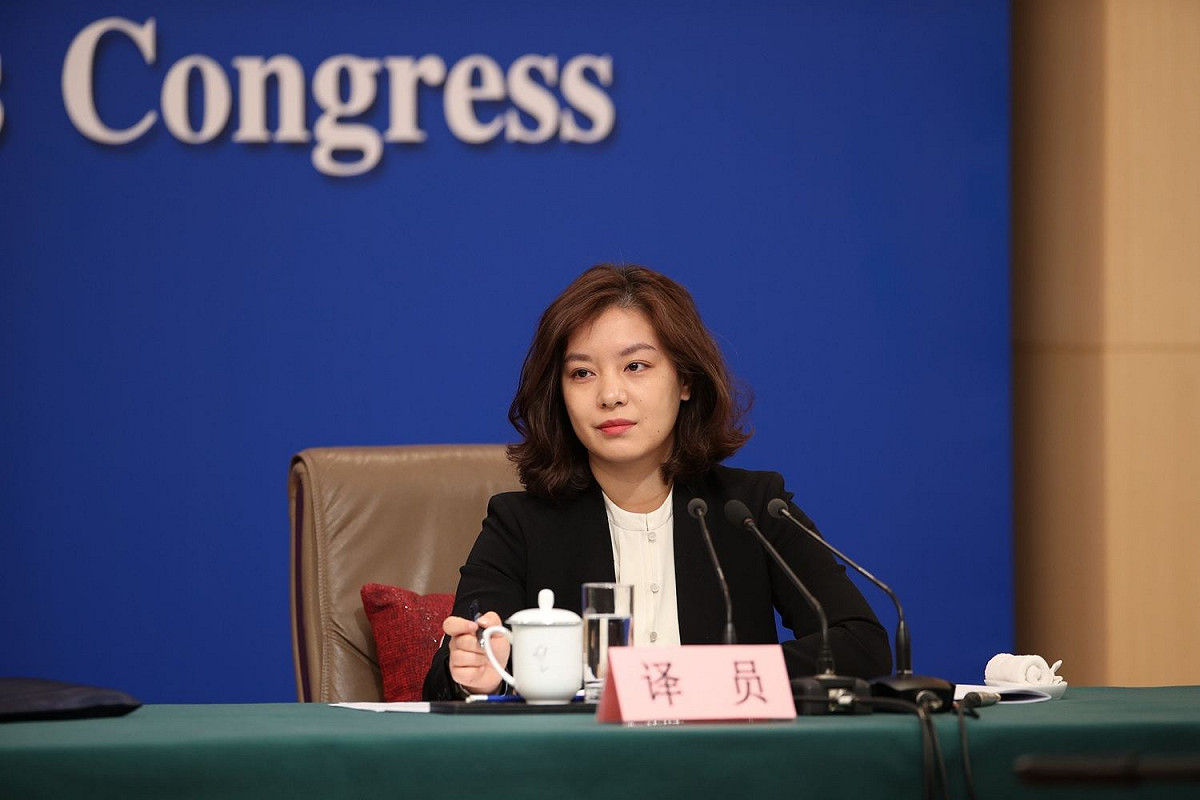 大陸十三屆全國人大二次會議日前舉行記者會，有「小趙薇」之稱的外交部美女翻譯張京亮相，再度成為媒體「嬌」點。 圖 / 翻攝自視覺中國