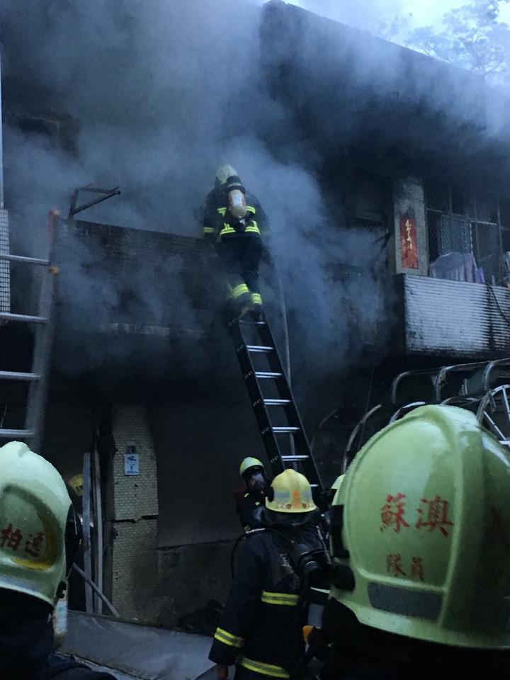 今日下午突然發生巨響疑似氣爆，有當地民眾聽到爆炸聲外出查看，驚見宜蘭縣蘇澳鎮聖賢路一處民宅已竄出大量濃煙，根據附近民眾表示，該住處住有一對夫妻及７個月大的嬰兒，皆受困火場中。 圖：蘇澳鎮長李明哲提供