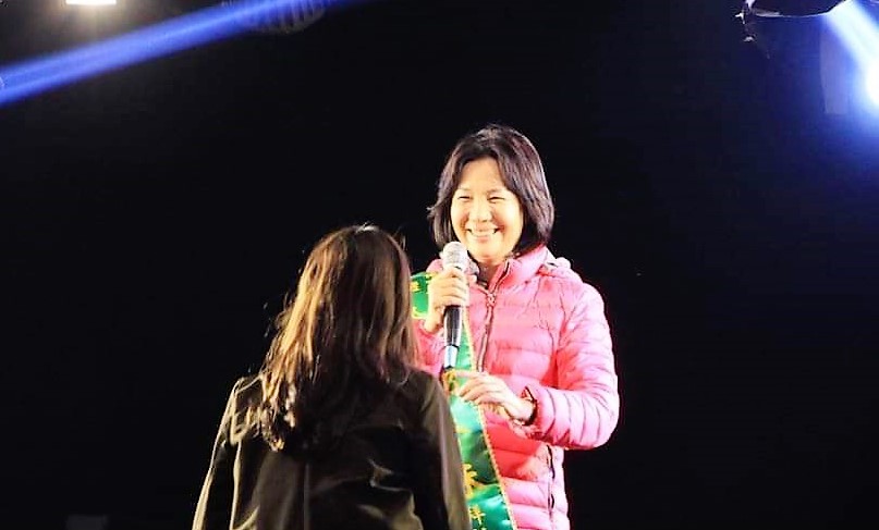 退出民進黨，投入台南立委補選的陳筱諭（背影者），有位曾為副議長的資深無黨籍議員母親郭秀珠（披綠色肩帶者）。 圖:翻攝自郭秀珠臉書專頁。