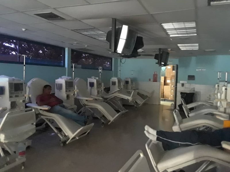 委內瑞拉大規模停電導致重度腎臟病患者無法接受血液透析（洗腎），造成15名患者喪生。圖為因停電停擺的洗腎儀器。 （圖取自twitter.com/valenciafran）